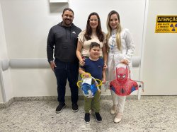 Técnica de Enfermagem da Santa Casa de Santos pinta máscaras de radioterapia para alegrar pacientes pediátricos